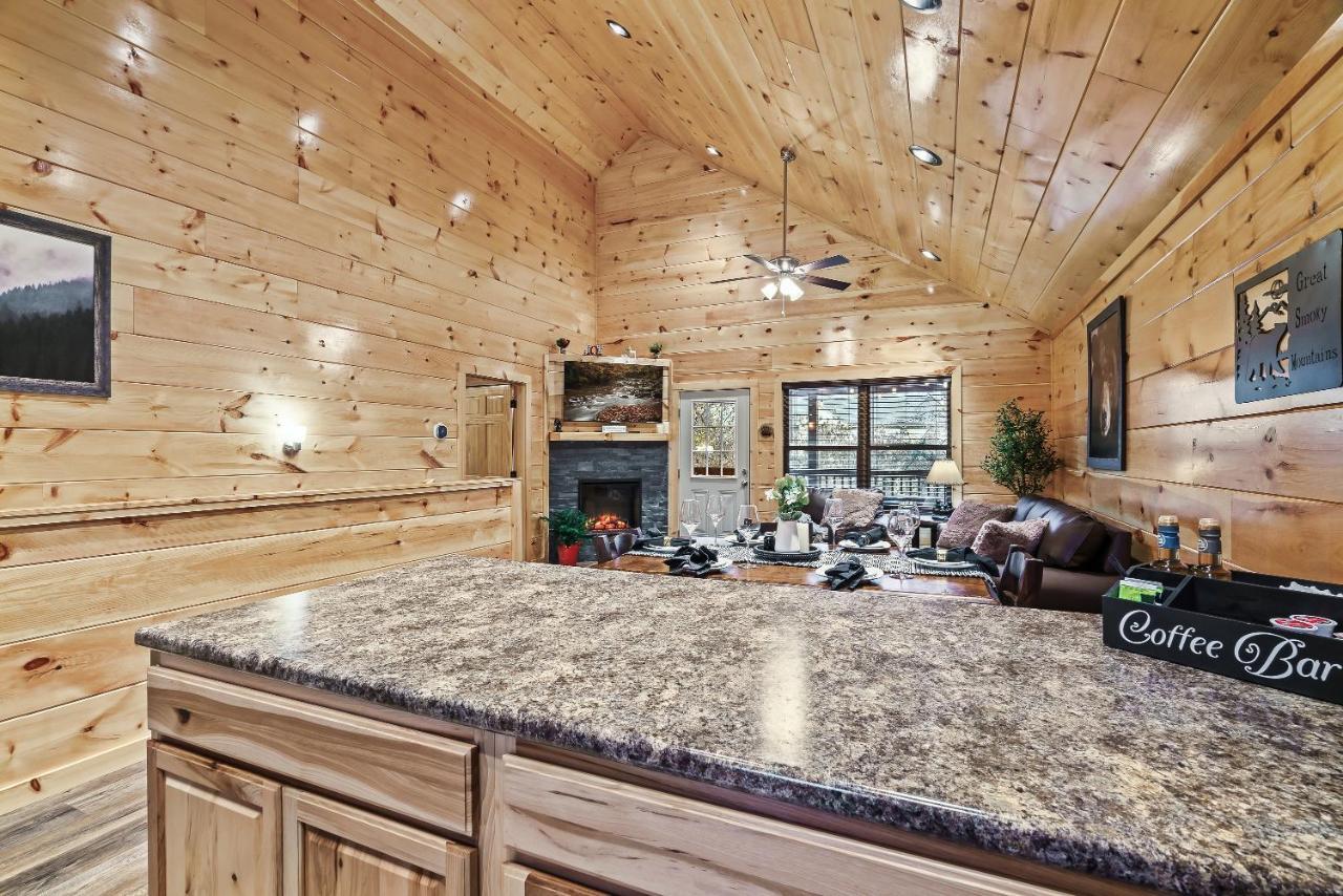 Mountains R Calling, Cozy Hideaway, King Beds, Hot-Tub, Arcade, Ev Ready Pigeon Forge Bagian luar foto