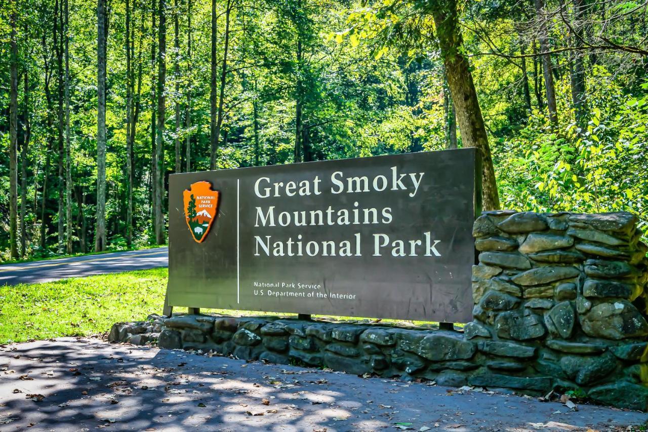 Mountains R Calling, Cozy Hideaway, King Beds, Hot-Tub, Arcade, Ev Ready Pigeon Forge Bagian luar foto